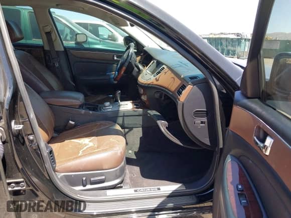 2010 Hyundai Genesis z VIN KMHGC4DF0AU109608, wystawiony jako IAAI lot #42315048 z przebiegiem 93 446 mil mil oraz . Historia ofert i sprzedaży dostępna na DreamBid. Obrazek 5.
