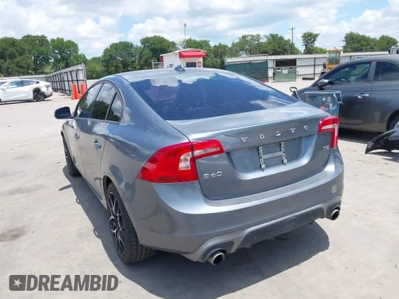 2017 Volvo S60 Dynamic с VIN YV126MFL1H2436740, выставлен на аукционе IAAI как лот 42602343 с пробегом 136 760 миль миль и . История ставок и продаж доступна на DreamBid. Изображение 3.