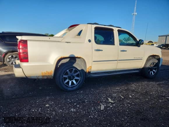 2013 Chevrolet Avalanche LTZ z VIN 3GNTKGE73DG293939, wystawiony jako Copart lot #85578325 z przebiegiem 322 858 mil mil oraz Czysty tytuł • Clean title. Historia ofert i sprzedaży dostępna na DreamBid. Obrazek 3.