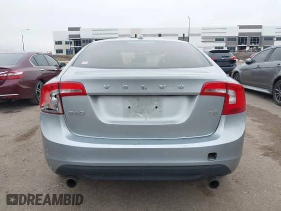 2013 Volvo S60 T5 Premier z VIN YV1612FS8D1212862, wystawiony jako IAAI lot #43112996 z przebiegiem 159 493 mil mil oraz . Historia ofert i sprzedaży dostępna na DreamBid. Obrazek 16.