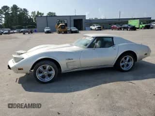 1976 Chevrolet Corvette z VIN 1Z37L6S436136, wystawiony jako Copart lot #69385425 z przebiegiem 27 418 mil mil oraz Czysty tytuł • Clean title. Historia ofert i sprzedaży dostępna na DreamBid. Obrazek 1.