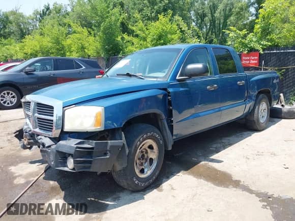 2005 Dodge Dakota SLT with VIN 1D7HW48N25S112499, listed as a IAAI auction lot 42434700 with 216,817 mi miles and . Bid and sale history available at DreamBid. Image 2.