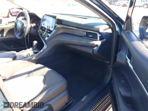 2021 Toyota Camry SE z VIN 4T1T11AK2MU599364, wystawiony jako IAAI lot #43469563 z przebiegiem 69 703 mil mil oraz . Historia ofert i sprzedaży dostępna na DreamBid. Obrazek 5.