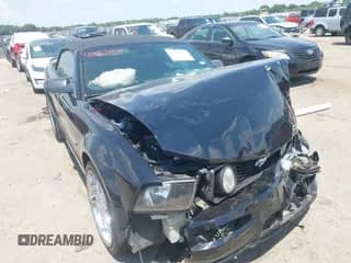 2006 Ford Mustang GT Deluxe z VIN 1ZVFT85H865219635, wystawiony jako IAAI lot #43023100 z przebiegiem 121 324 mil mil oraz . Historia ofert i sprzedaży dostępna na DreamBid. Obrazek 1.