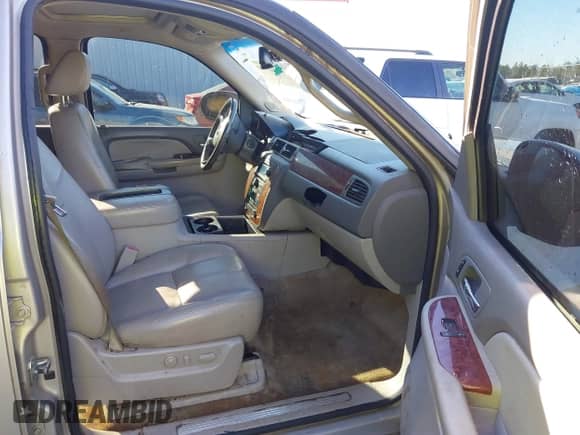 2007 Chevrolet Suburban LT with VIN 3GNFC160X7G216627, listed as a IAAI auction lot 43445940 with 312,650 mi miles and . Bid and sale history available at DreamBid. Image 5.