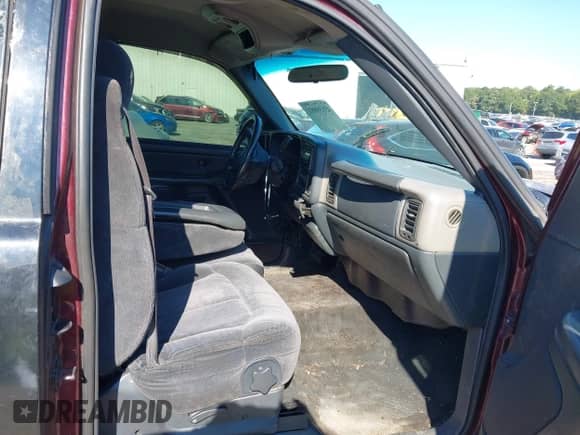 2000 Chevrolet Silverado 1500 LS z VIN 2GCEC19TXY1227986, wystawiony jako IAAI lot #43159851 z przebiegiem 300 863 mil mil oraz . Historia ofert i sprzedaży dostępna na DreamBid. Obrazek 5.