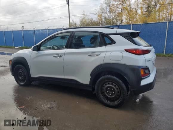 2020 Hyundai Kona SEL z VIN KM8K22AA4LU410587, wystawiony jako Copart lot #90244215 z przebiegiem 122 287 mil mil oraz Czysty tytuł • Clean title. Historia ofert i sprzedaży dostępna na DreamBid. Obrazek 2.