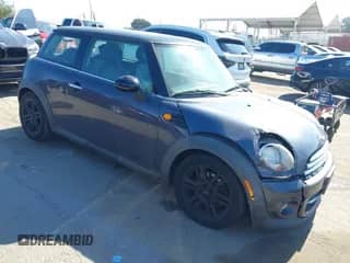2012 MINI Hardtop z VIN WMWSU3C5XCT256295, wystawiony jako IAAI lot #42876394 z przebiegiem 229 384 mil mil oraz . Historia ofert i sprzedaży dostępna na DreamBid. Obrazek 1.
