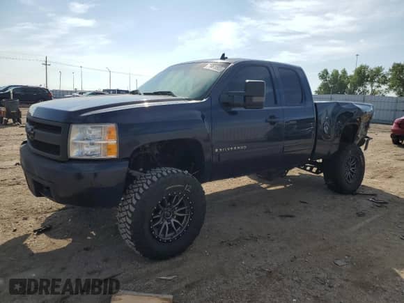 2008 Chevrolet Silverado 1500 2LT with VIN 2GCEK19J781147692, listed as a Copart auction lot 71461995 with 142,144 mi miles and Salvage title. Bid and sale history available at DreamBid. Image 1.