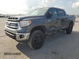 2017 Toyota Tundra SR5 z VIN 5TFDW5F11HX615186, wystawiony jako Copart lot #69553235 z przebiegiem 364 782 mil mil oraz Szkoda całkowita • Salvage title. Historia ofert i sprzedaży dostępna na DreamBid. Obrazek 1.