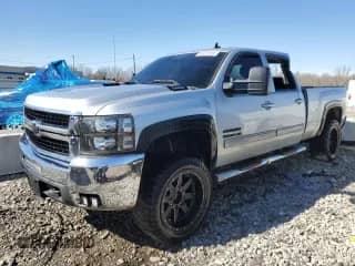 2010 Chevrolet Silverado 2500HD LTZ z VIN 1GC4KYB67AF119223, wystawiony jako Copart lot #45327235 z przebiegiem 207 670 mil mil oraz Szkoda całkowita • Salvage title. Historia ofert i sprzedaży dostępna na DreamBid. Obrazek 1.