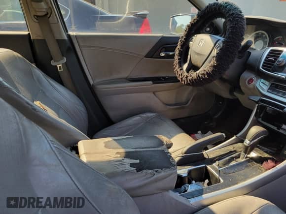 2013 Honda Accord EX-L z VIN 1HGCR2F8XDA009981, wystawiony jako IAAI lot #41704760 z przebiegiem 237 266 mil mil oraz . Historia ofert i sprzedaży dostępna na DreamBid. Obrazek 5.