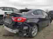 2018 Chevrolet Cruze LT z VIN 1G1BH5SE0J7145354, wystawiony jako Copart lot #43822505 z przebiegiem 108 423 mil mil oraz Szkoda całkowita • Salvage title. Historia ofert i sprzedaży dostępna na DreamBid. Obrazek 3.