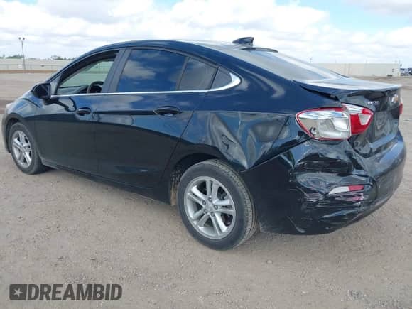 2017 Chevrolet Cruze LT z VIN 1G1BE5SM4H7108088, wystawiony jako IAAI lot #42994352 z przebiegiem 83 189 mil mil oraz . Historia ofert i sprzedaży dostępna na DreamBid. Obrazek 3.