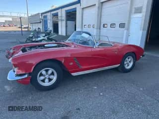 1962 Chevrolet Corvette с VIN 20867S102681, выставлен на аукционе Copart как лот 80136594 с пробегом 89 458 миль миль и Списание • Salvage title. История ставок и продаж доступна на DreamBid. Изображение 1.