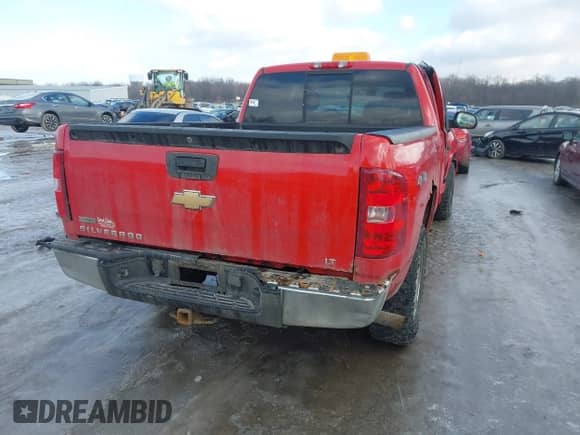 2010 Chevrolet Silverado 1500 LT with VIN 1GCSKSEA7AZ165833, listed as a IAAI auction lot 41521210 with 185,535 mi miles and . Bid and sale history available at DreamBid. Image 4.