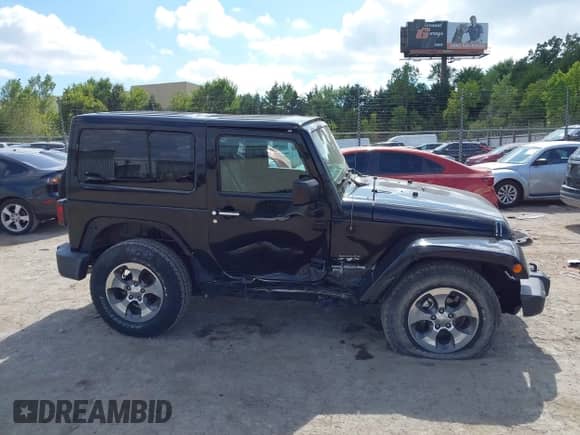 2016 Jeep Wrangler Sahara z VIN 1C4AJWBG2GL108479, wystawiony jako IAAI lot #43295339 z przebiegiem 57 237 mil mil oraz . Historia ofert i sprzedaży dostępna na DreamBid. Obrazek 14.
