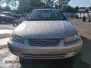 1998 Toyota Camry LE z VIN 4T1BG22K0WU380582, wystawiony jako Copart lot #70406985 z przebiegiem Nie podano mil oraz Szkoda całkowita • Salvage title. Historia ofert i sprzedaży dostępna na DreamBid. Obrazek 5.