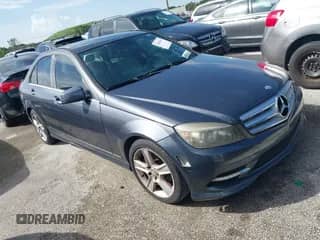 2011 Mercedes-Benz C 300 Sport z VIN WDDGF5EB8BR138622, wystawiony jako IAAI lot #42680695 z przebiegiem 106 583 mil mil oraz . Historia ofert i sprzedaży dostępna na DreamBid. Obrazek 1.
