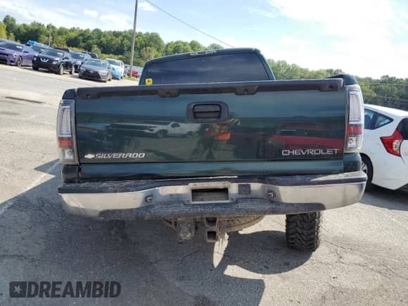 2005 Chevrolet Silverado 1500 LS with VIN 1GCEK19B25E134108, listed as a Copart auction lot 80471755 with 257,996 mi miles and Salvage title. Bid and sale history available at DreamBid. Image 6.