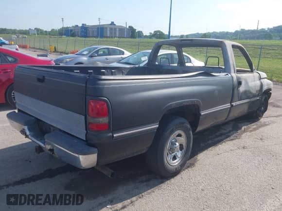 1994 Dodge 1500 z VIN 1B7HC16YXRS537277, wystawiony jako IAAI lot #42594082 z przebiegiem Nie podano mil oraz . Historia ofert i sprzedaży dostępna na DreamBid. Obrazek 4.