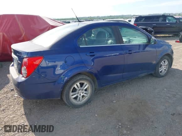 2013 Chevrolet Sonic LT z VIN 1G1JD5SB0D4198333, wystawiony jako IAAI lot #42797170 z przebiegiem 171 799 mil mil oraz . Historia ofert i sprzedaży dostępna na DreamBid. Obrazek 4.