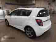 2013 Chevrolet Sonic RS z VIN 1G1JH6SB4D4245311, wystawiony jako IAAI lot #43123230 z przebiegiem 99 145 mil mil oraz . Historia ofert i sprzedaży dostępna na DreamBid. Obrazek 3.