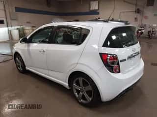 2013 Chevrolet Sonic RS с VIN 1G1JH6SB4D4245311, выставлен на аукционе IAAI как лот 43123230 с пробегом 99 145 миль миль и . История ставок и продаж доступна на DreamBid. Изображение 3.