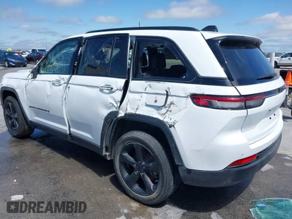 2022 Jeep Grand Cherokee Laredo z VIN 1C4RJHAG1N8627233, wystawiony jako IAAI lot #42343190 z przebiegiem 38 107 mil mil oraz . Historia ofert i sprzedaży dostępna na DreamBid. Obrazek 3.