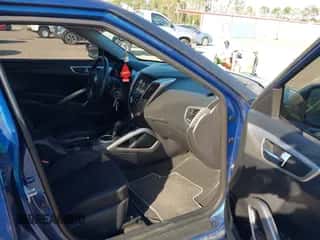 2016 Hyundai Veloster z VIN KMHTC6AD7GU285495, wystawiony jako IAAI lot #43461787 z przebiegiem 152 557 mil mil oraz . Historia ofert i sprzedaży dostępna na DreamBid. Obrazek 5.