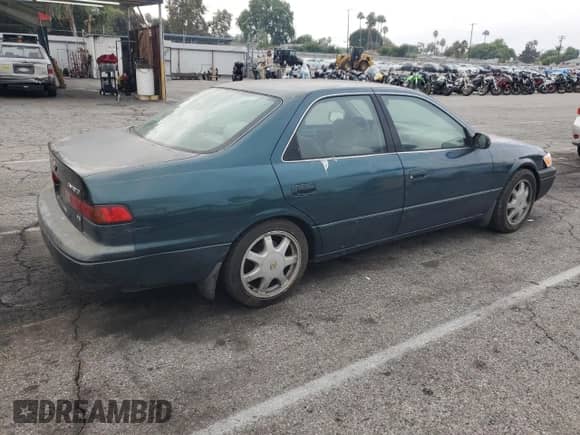1998 Toyota Camry LE z VIN JT2BF22K5W0119276, wystawiony jako Copart lot #85156335 z przebiegiem 233 943 mil mil oraz Szkoda całkowita • Salvage title. Historia ofert i sprzedaży dostępna na DreamBid. Obrazek 3.