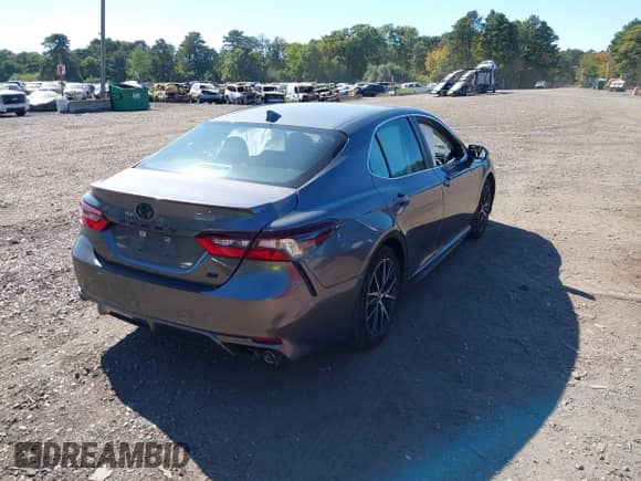 2021 Toyota Camry SE z VIN 4T1T11AK6MU552645, wystawiony jako IAAI lot #43331358 z przebiegiem 33 970 mil mil oraz . Historia ofert i sprzedaży dostępna na DreamBid. Obrazek 4.
