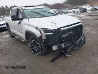 2024 Toyota Tundra Limited z VIN 5TFJA5DB5RX212519, wystawiony jako IAAI lot #41474504 z przebiegiem Nie podano mil oraz . Historia ofert i sprzedaży dostępna na DreamBid. Obrazek 1.