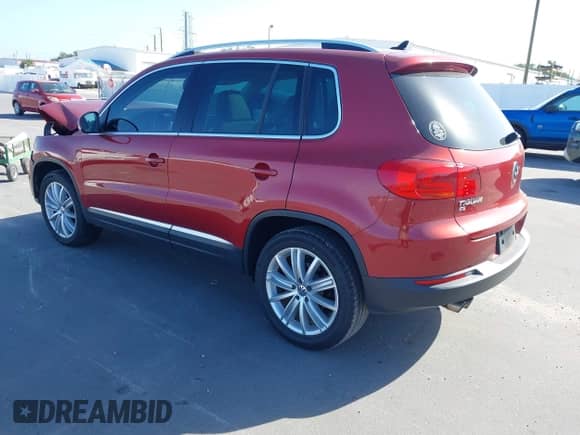 2016 Volkswagen Tiguan S z VIN WVGAV7AX1GW043758, wystawiony jako IAAI lot #43367245 z przebiegiem 110 254 mil mil oraz . Historia ofert i sprzedaży dostępna na DreamBid. Obrazek 3.