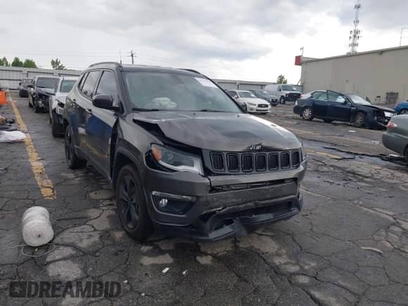 2019 Jeep Compass Altitude z VIN 3C4NJCBB8KT617753, wystawiony jako IAAI lot #42552275 z przebiegiem 63 298 mil mil oraz . Historia ofert i sprzedaży dostępna na DreamBid. Obrazek 1.