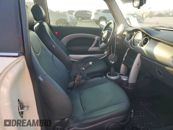 2006 MINI Hardtop with VIN WMWRC33536TK66138, listed as a Copart auction lot 81620335 with 128,877 mi miles and Salvage title. Bid and sale history available at DreamBid. Image 10.
