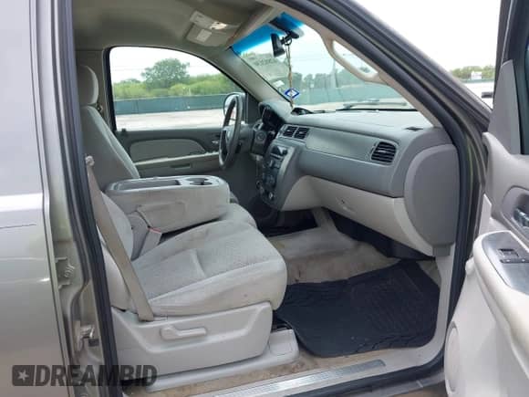 2007 Chevrolet Suburban LTZ z VIN 1GNFC16017R404954, wystawiony jako IAAI lot #42802130 z przebiegiem 106 124 mil mil oraz . Historia ofert i sprzedaży dostępna na DreamBid. Obrazek 5.