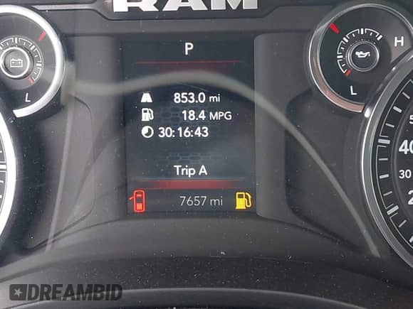 2025 Ram 1500 Big Horn z VIN 1C6RREFG1SN504598, wystawiony jako IAAI lot #42380514 z przebiegiem 7 657 mil mil oraz . Historia ofert i sprzedaży dostępna na DreamBid. Obrazek 15.