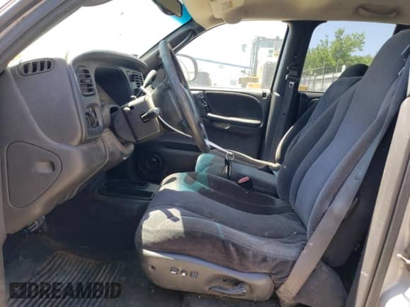 2000 Dodge Dakota Sport z VIN 1B7GL2AN9YS640848, wystawiony jako Copart lot #60572935 z przebiegiem 154 201 mil mil oraz Czysty tytuł • Clean title. Historia ofert i sprzedaży dostępna na DreamBid. Obrazek 7.