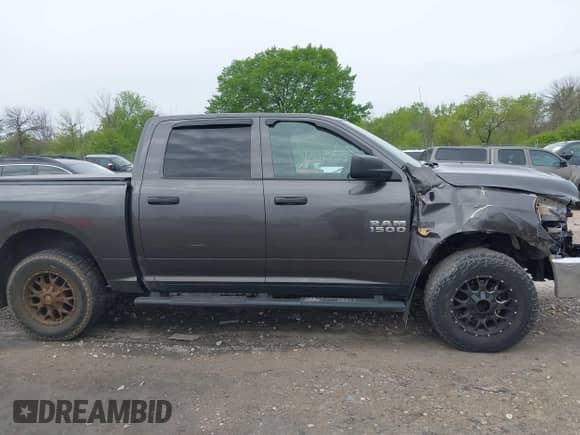 2017 Ram 1500 Tradesman z VIN 3C6RR7KT2HG769501, wystawiony jako IAAI lot #42263313 z przebiegiem 74 334 mil mil oraz . Historia ofert i sprzedaży dostępna na DreamBid. Obrazek 13.