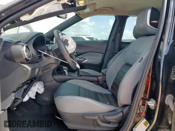 2022 Nissan Kicks SR z VIN 3N1CP5DV7NL514274, wystawiony jako Copart lot #59887135 z przebiegiem 43 738 mil mil oraz Szkoda całkowita • Salvage title. Historia ofert i sprzedaży dostępna na DreamBid. Obrazek 7.