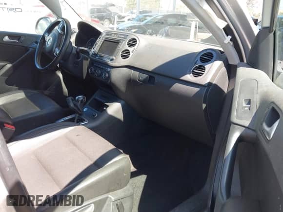 2017 Volkswagen Tiguan Wolfsburg Edition с VIN WVGRV7AX6HK008936, выставлен на аукционе IAAI как лот 42666910 с пробегом 101 775 миль миль и . История ставок и продаж доступна на DreamBid. Изображение 5.