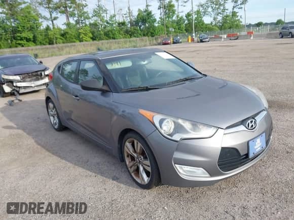 2013 Hyundai Veloster w/Gray Int z VIN KMHTC6AD3DU118515, wystawiony jako IAAI lot #42336158 z przebiegiem 109 563 mil mil oraz . Historia ofert i sprzedaży dostępna na DreamBid. Obrazek 1.