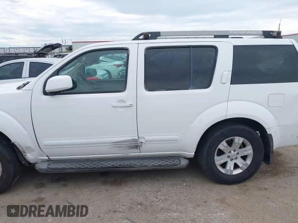 2005 Nissan Pathfinder LE z VIN 5N1AR18U25C732610, wystawiony jako IAAI lot #42480599 z przebiegiem 266 668 mil mil oraz . Historia ofert i sprzedaży dostępna na DreamBid. Obrazek 14.