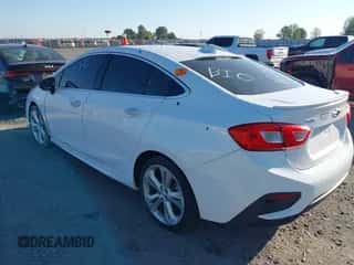 2018 Chevrolet Cruze Premier z VIN 1G1BF5SM5J7160137, wystawiony jako IAAI lot #43154289 z przebiegiem 45 402 mil mil oraz . Historia ofert i sprzedaży dostępna na DreamBid. Obrazek 3.