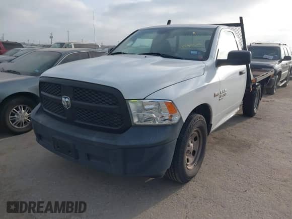 2019 Ram 1500 Tradesman z VIN 3C6JR6DT0KG522330, wystawiony jako IAAI lot #41789462 z przebiegiem 91 347 mil mil oraz . Historia ofert i sprzedaży dostępna na DreamBid. Obrazek 17.