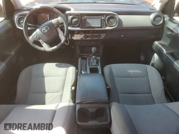 2017 Toyota Tacoma SR5 z VIN 5TFAZ5CN5HX025638, wystawiony jako Copart lot #89843615 z przebiegiem 82 079 mil mil oraz Szkoda całkowita • Salvage title. Historia ofert i sprzedaży dostępna na DreamBid. Obrazek 8.