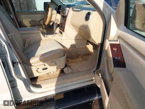 2006 Ford Explorer Limited z VIN 1FMEU65E76UB34499, wystawiony jako IAAI lot #43221611 z przebiegiem 243 232 mil mil oraz . Historia ofert i sprzedaży dostępna na DreamBid. Obrazek 5.
