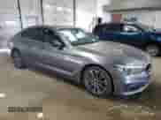 2017 BMW 5 Series 530i xDrive z VIN WBAJA7C38HG904761, wystawiony jako Copart lot #66664135 z przebiegiem 147 425 mil mil oraz Czysty tytuł • Clean title. Historia ofert i sprzedaży dostępna na DreamBid. Obrazek 4.