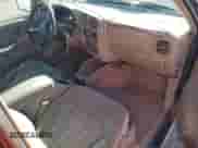 2001 Chevrolet Blazer LS z VIN 1GNCT18W21K182784, wystawiony jako Copart lot #76004174 z przebiegiem 153 833 mil mil oraz Szkoda całkowita • Salvage title. Historia ofert i sprzedaży dostępna na DreamBid. Obrazek 8.